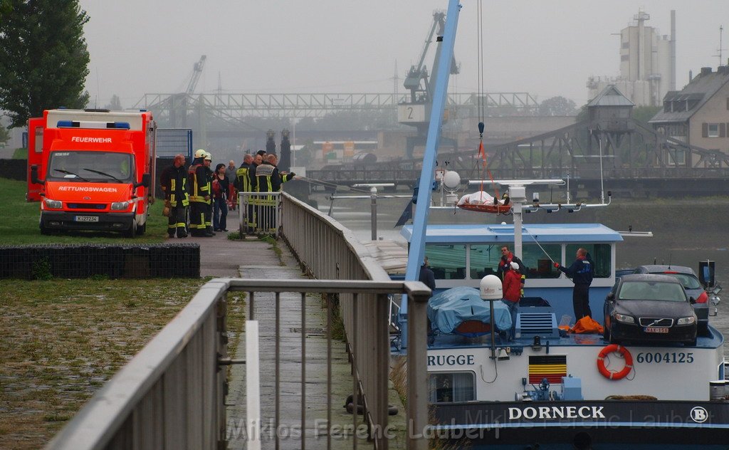 Bergung von Schiff Koeln Deutz nach Internistischen Notfall BF Koeln P09.JPG